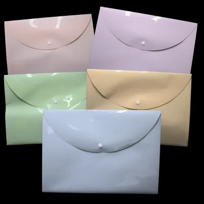 SOBRE PLASTICO CARTA COLORES PASTEL CON BROCHE DELI F104